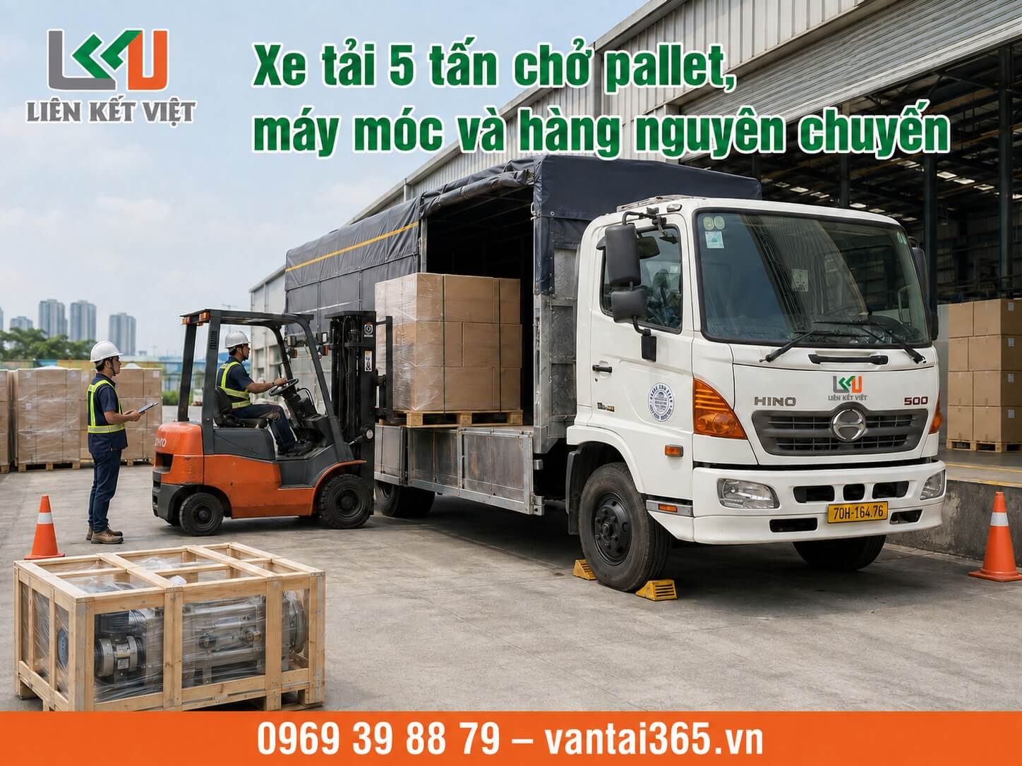 Những loại hàng phù hợp với xe tải 5 tấn Pallet, máy móc đóng kiện và thùng carton được xếp lên xe tải 5 tấn tại kho hàng