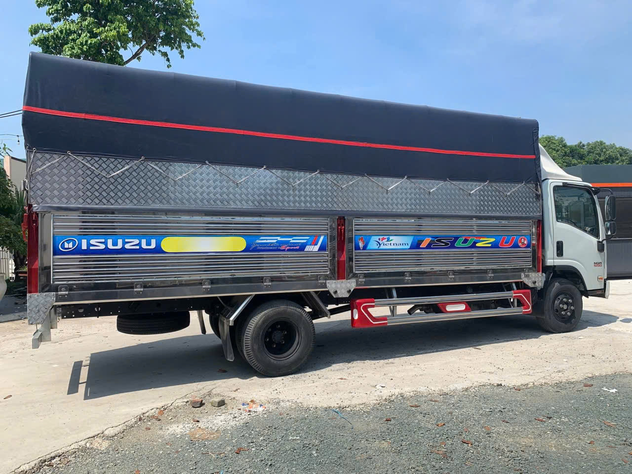 🚛 DỊCH VỤ CHO THUÊ XE TẢI 8 TẤN CHỞ HÀNG UY TÍN TPHCM 6 Hình ảnh thật xe tải Isuzu 8 tấn chở hàng có kích thước thùng xe 5.800 x 2.230 x 2.150 mm